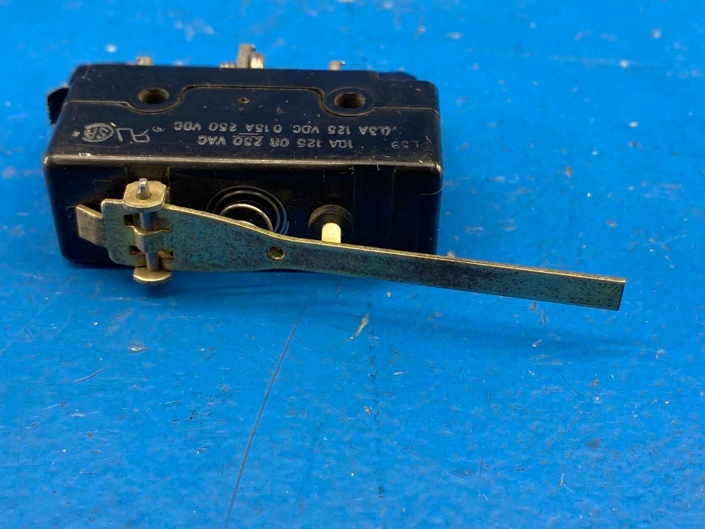 Honeywell DT-2RV3881-B6 — Heavy-Duty Micro Switch / Limit Switch 10A 120V 