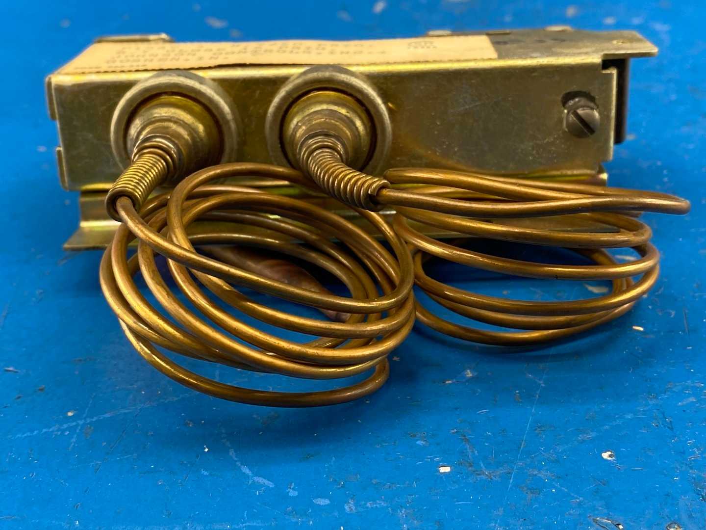 Johnson Controls P12AE-3, Differential Pressure Control R.7/60PSIG, R-Y Close 15 PSIG