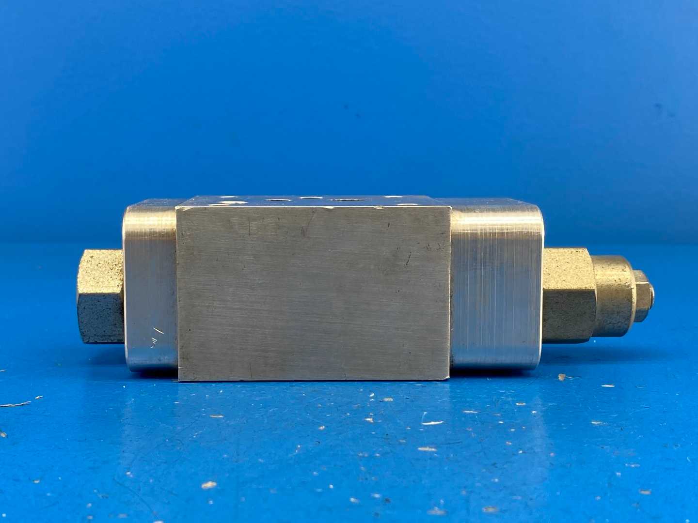 Sun Hydraulics 8004 145 A01 9LE6 Manifold Valve