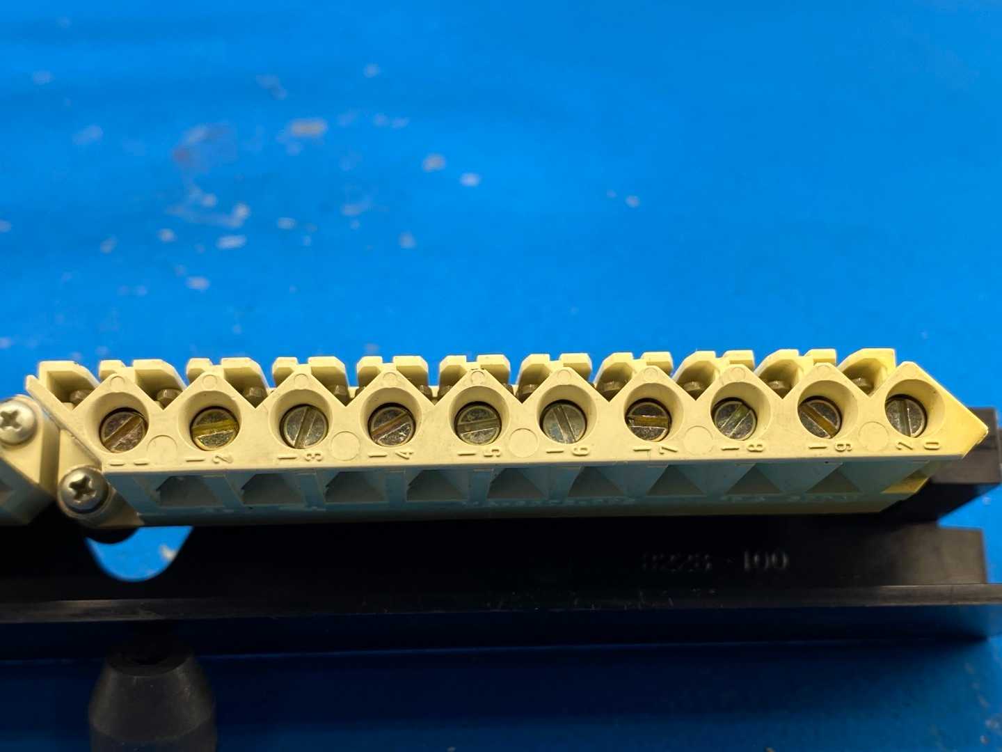 Schneider Electric MA-8202-001, 10A, 300V Terminal Block