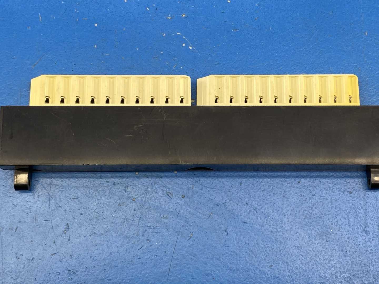 Schneider Electric MA-8202-001, 10A, 300V Terminal Block