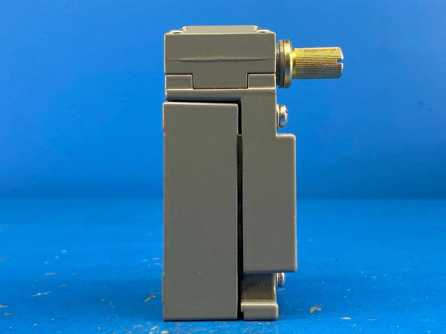 Square D 9007C54B2Y1561, Limit Switch 600 VAC 10 A Contact Rating Heavy Duty Industrial Series A