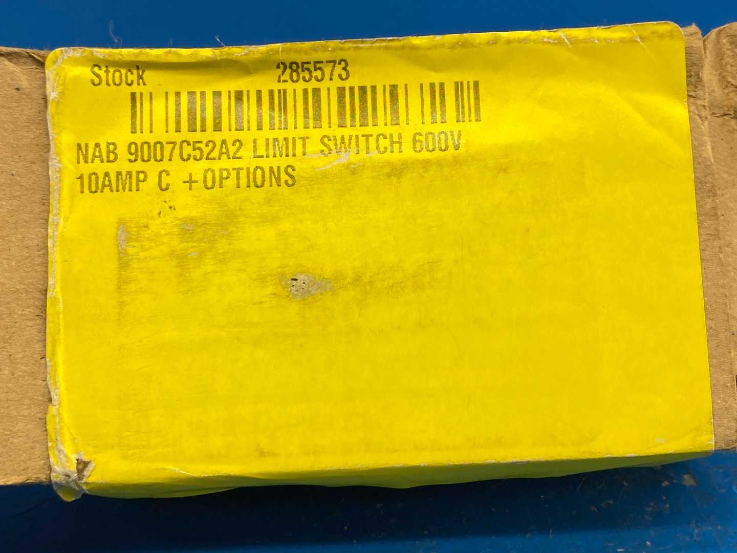 Square D 9007C52A2 Heavy Duty Industrial Limit Switch 600VAC 10A w/ Operating Head + 9007C052 Limit Switch