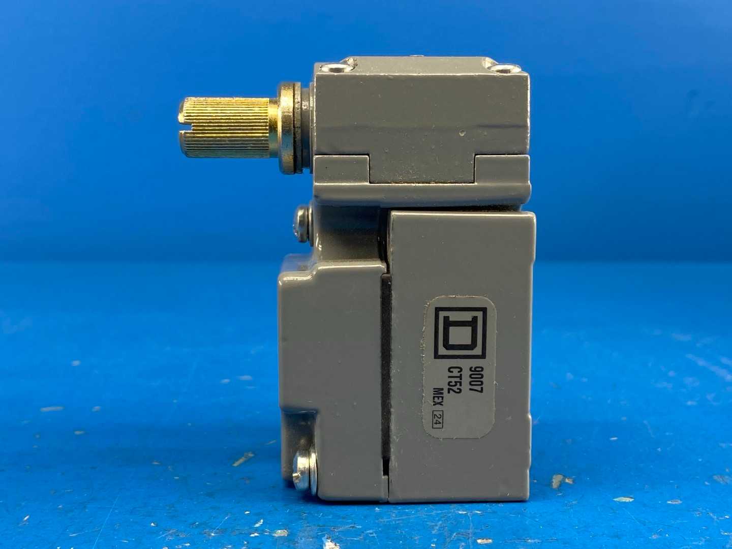 Square D 9007C52A2 Heavy Duty Industrial Limit Switch 600VAC 10A w/ Operating Head + 9007C052 Limit Switch
