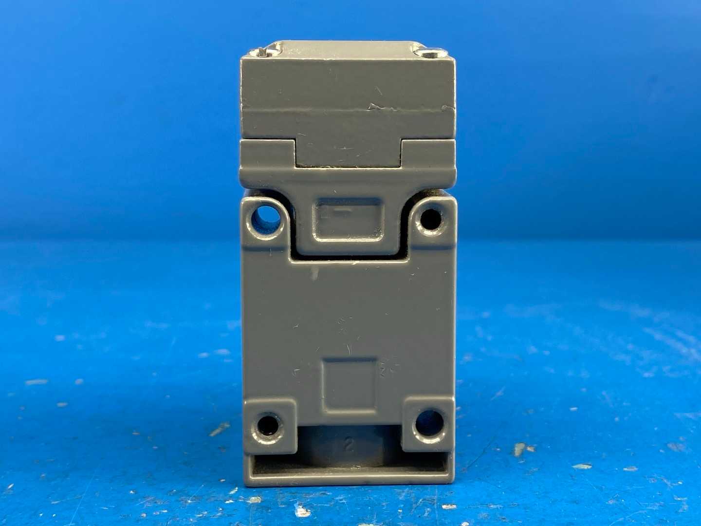 Square D 9007C52A2 Heavy Duty Industrial Limit Switch 600VAC 10A w/ Operating Head + 9007C052 Limit Switch