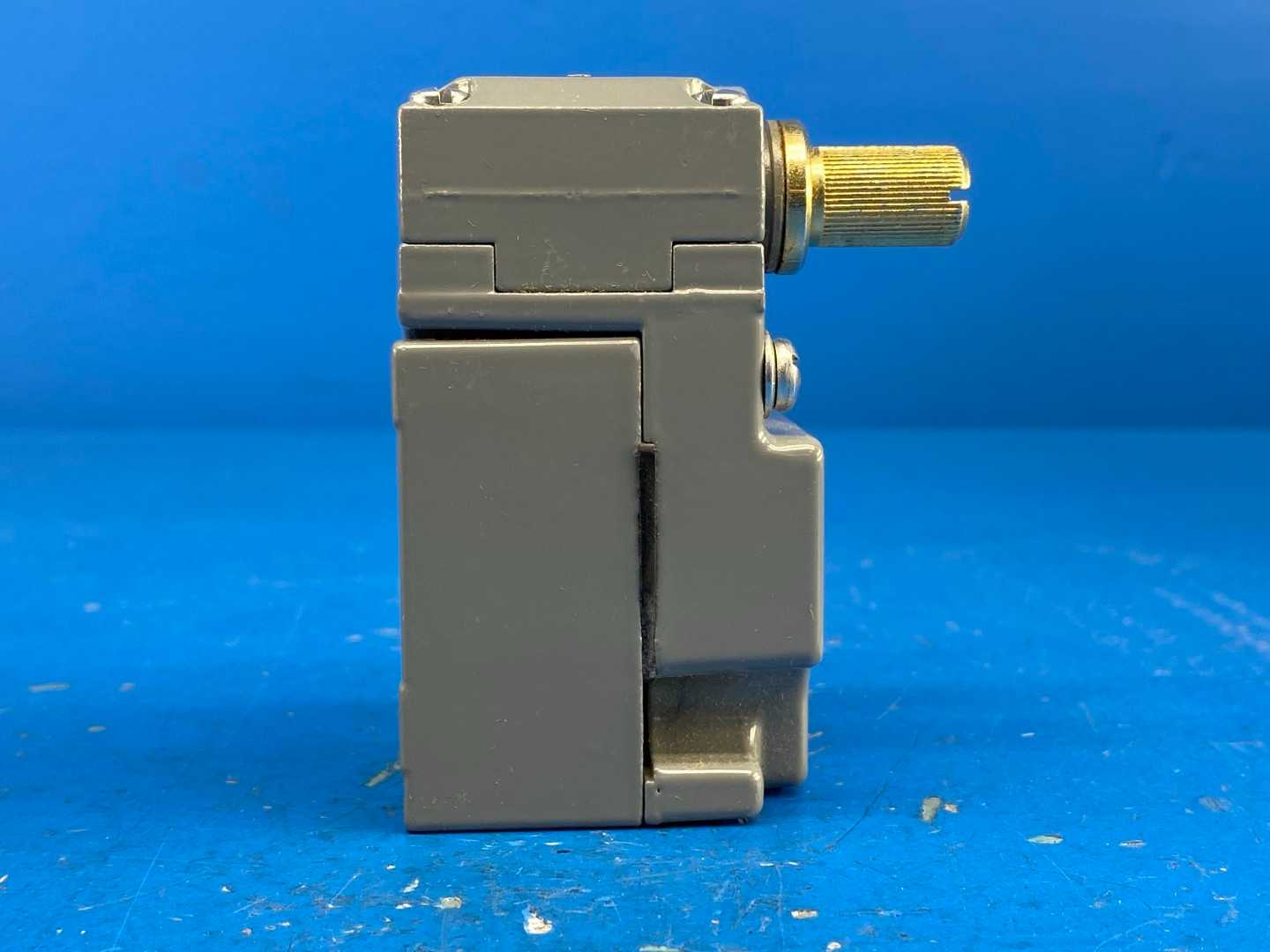 Square D 9007C52A2 Heavy Duty Industrial Limit Switch 600VAC 10A w/ Operating Head + 9007C052 Limit Switch