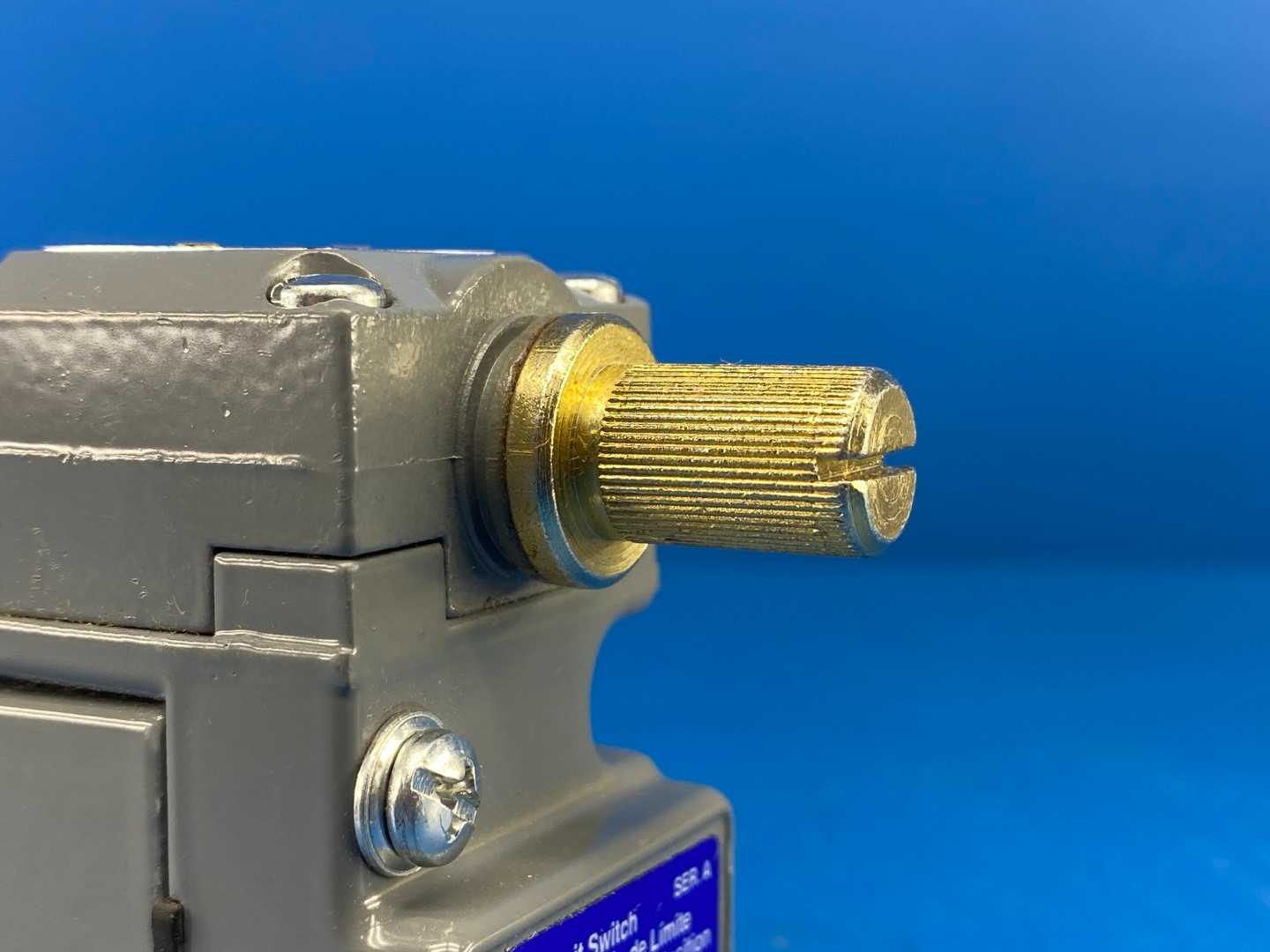 Square D 9007C52A2 Heavy Duty Industrial Limit Switch 600VAC 10A w/ Operating Head + 9007C052 Limit Switch