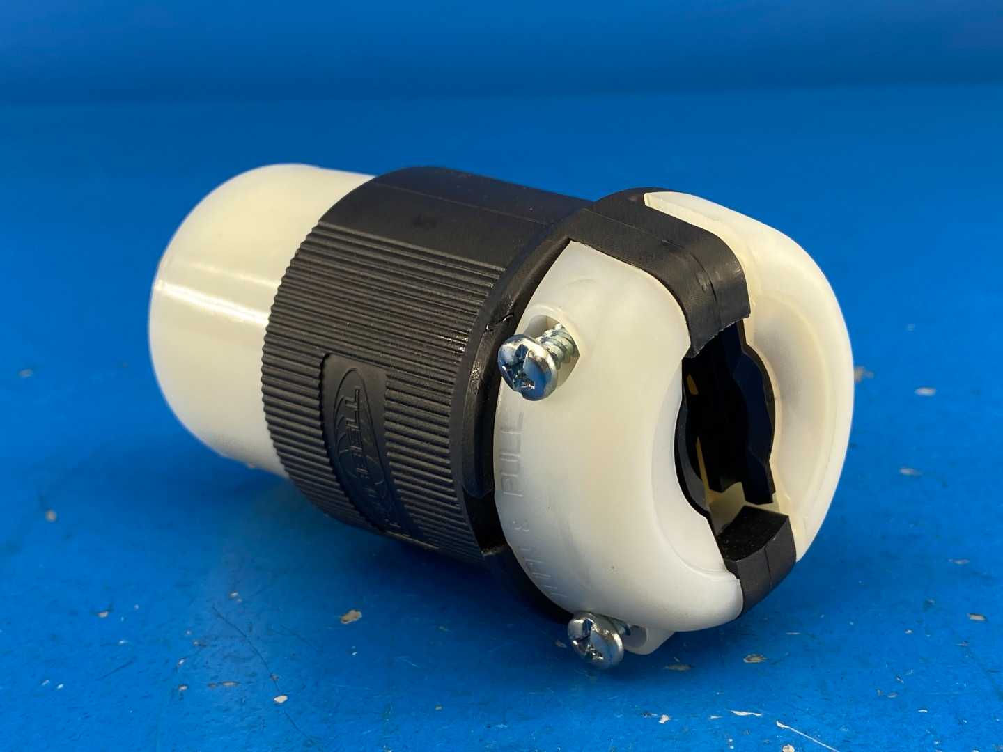 Hubbell HBL2433 Insulgrip Twist -Lock Connector Body 20A 3 Phase, 480V AC 3 Pole 4 Wire Ground NEMA 16-20R