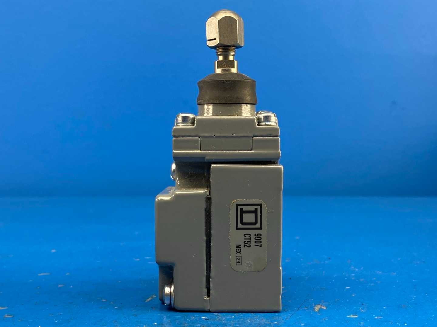 Square D 9007C52ED Limit Switch, Roller Plunger Heavy-Duty
