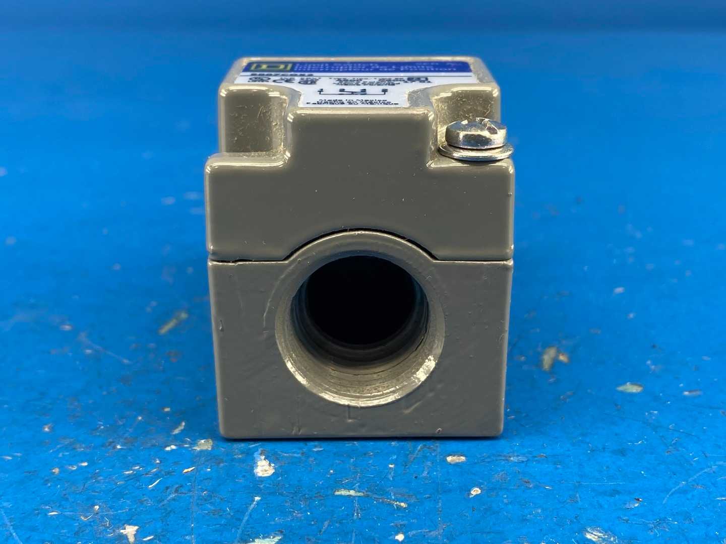 Square D 9007C52ED Limit Switch, Roller Plunger Heavy-Duty