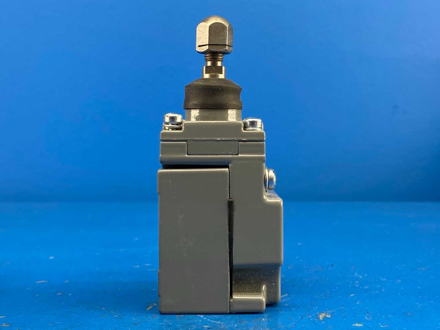 Square D 9007C52ED Limit Switch, Roller Plunger Heavy-Duty