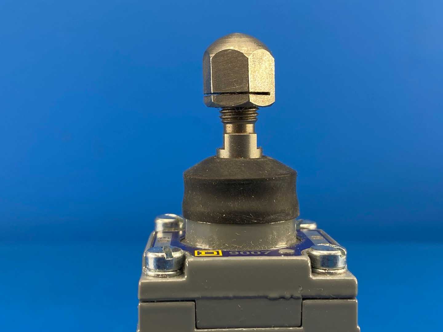 Square D 9007C52ED Limit Switch, Roller Plunger Heavy-Duty
