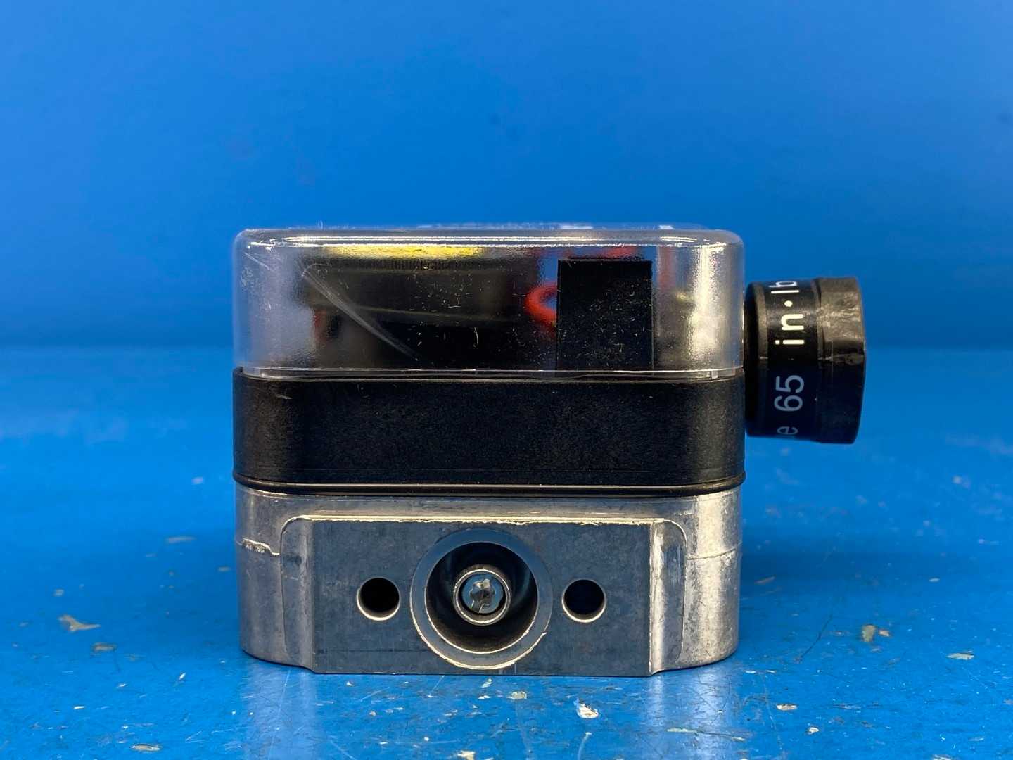 Karl Dungs GAO-A4-4-8 Gas Pressure Switch Automatic Reset 10A 120V 40"-200" in W.C. Range 14 PSI Max Nema 4
