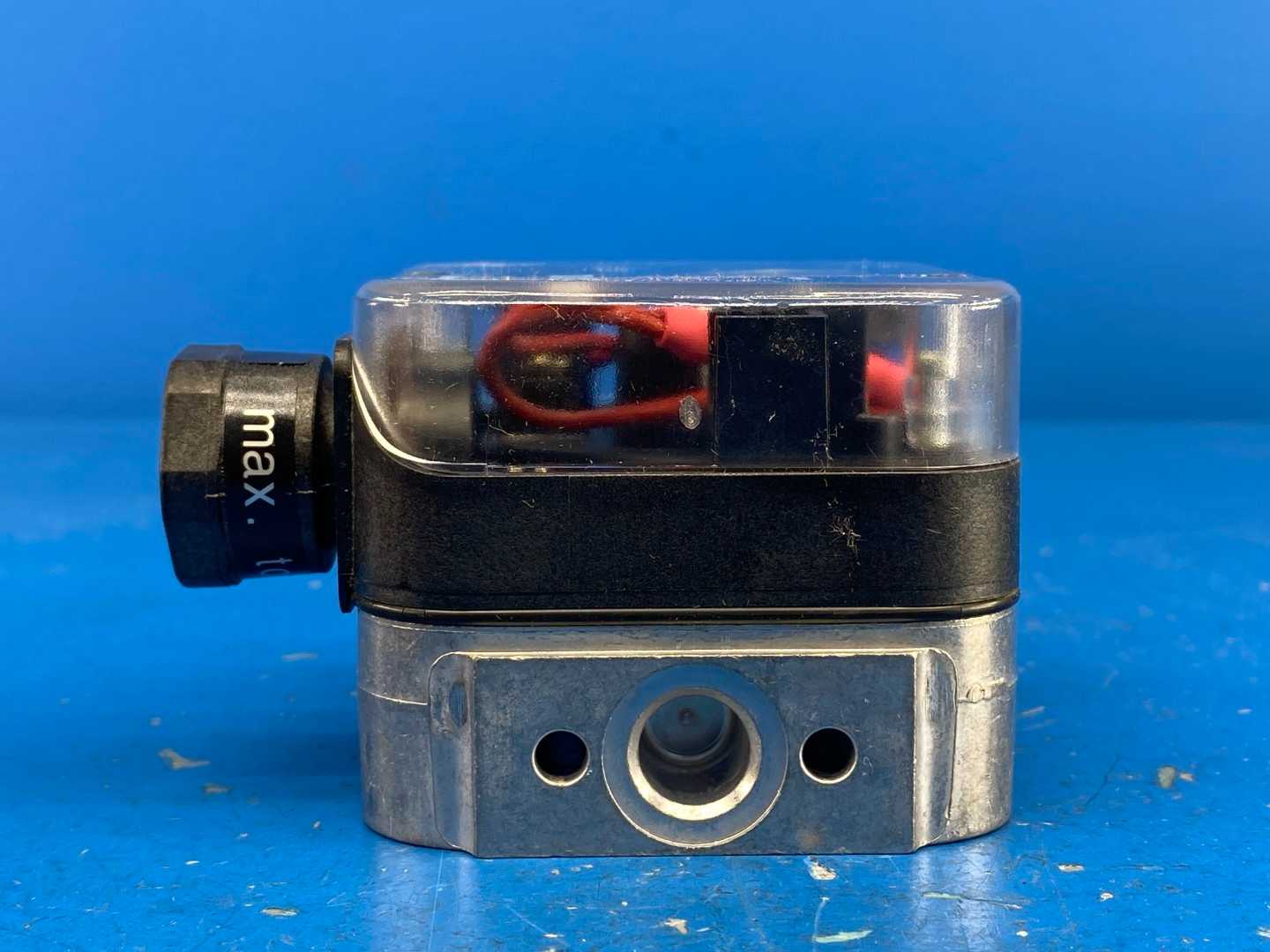 Karl Dungs GAO-A4-4-8 Gas Pressure Switch Automatic Reset 10A 120V 40"-200" in W.C. Range 14 PSI Max Nema 4
