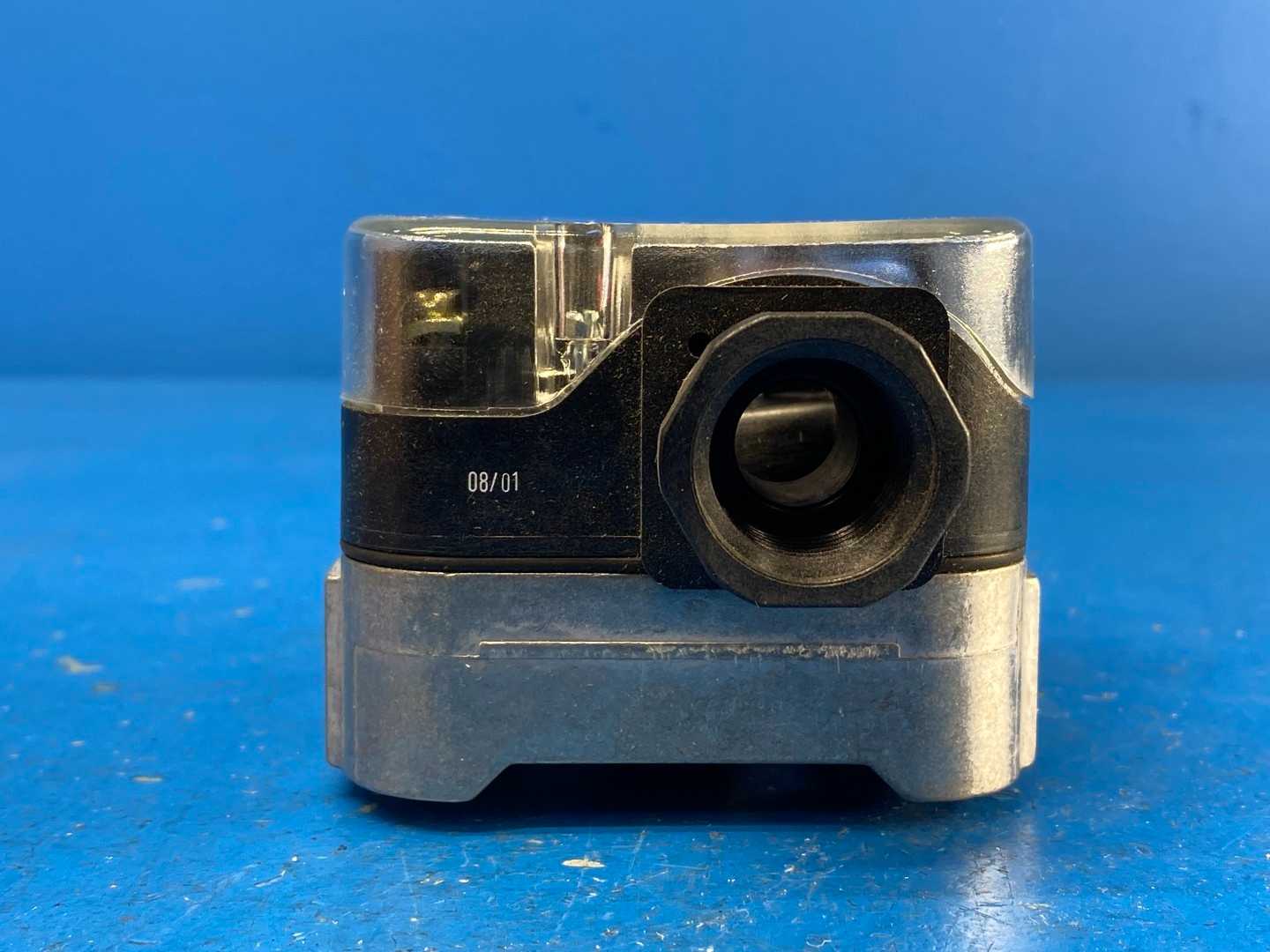 Karl Dungs GAO-A4-4-8 Gas Pressure Switch Automatic Reset 10A 120V 40"-200" in W.C. Range 14 PSI Max Nema 4