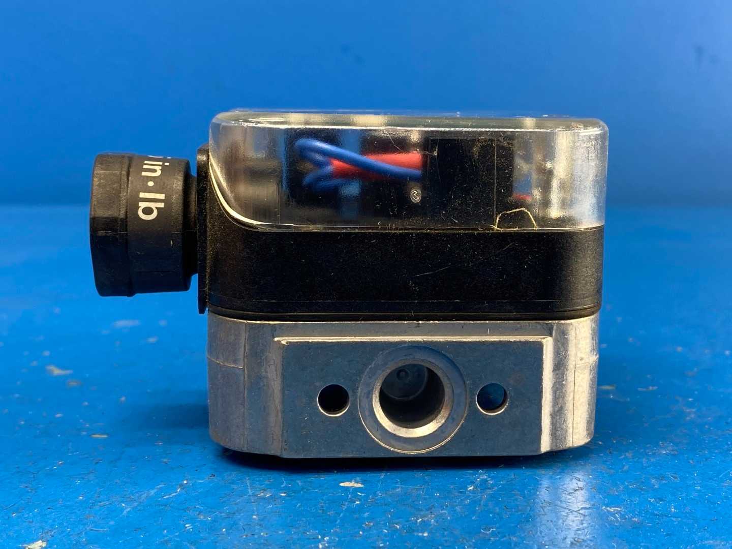 Karl Dungs GAO-A4-4-8 Gas Pressure Switch Automatic Reset 10A 120V 40"-200" in W.C. Range 14 PSI Max Nema 4