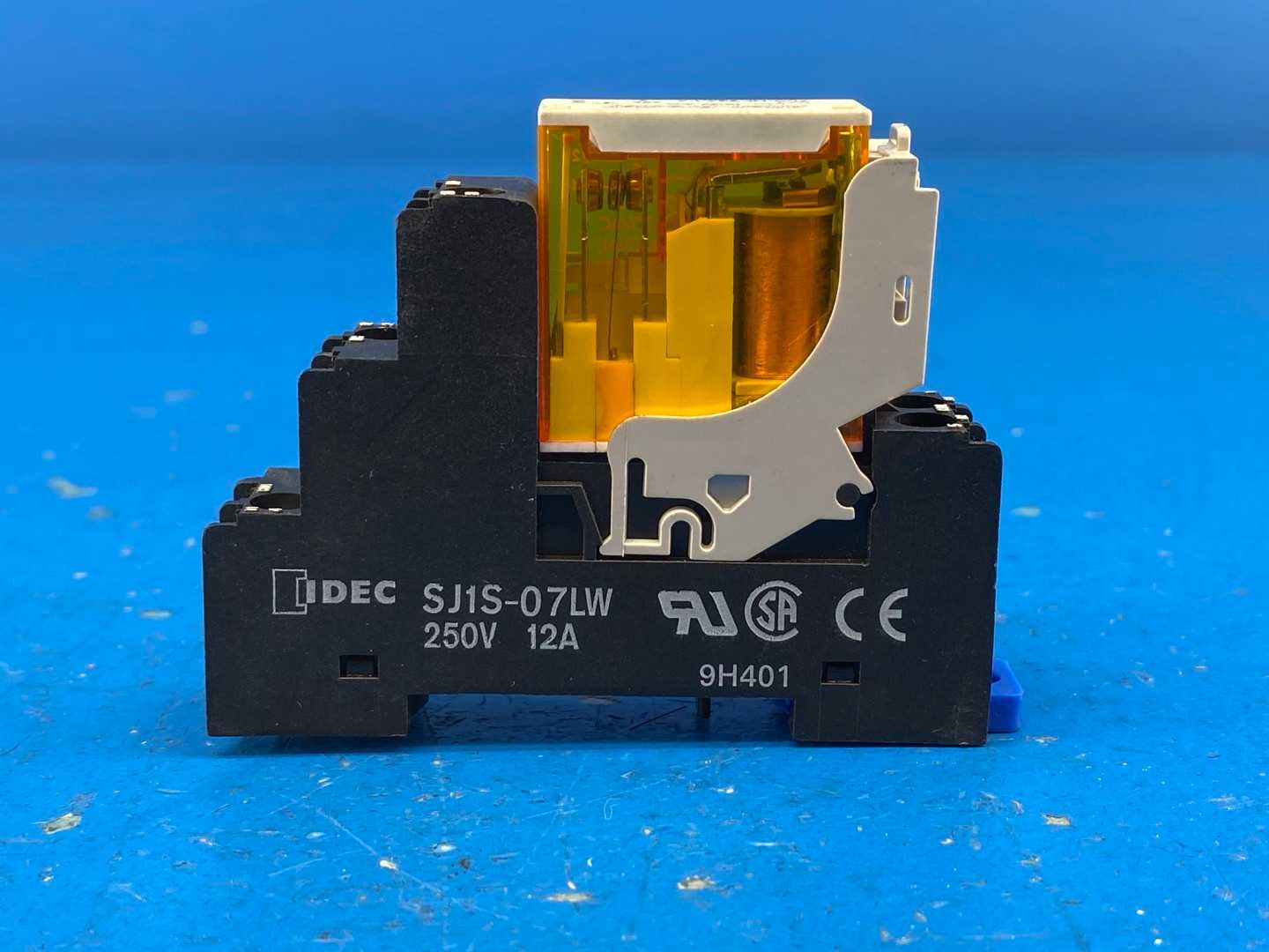 Allen-Bradley 700-HK36A1-4 Relay 16A 120VAC with Idec SJ1S-07LW Relay Socket 250V 12A