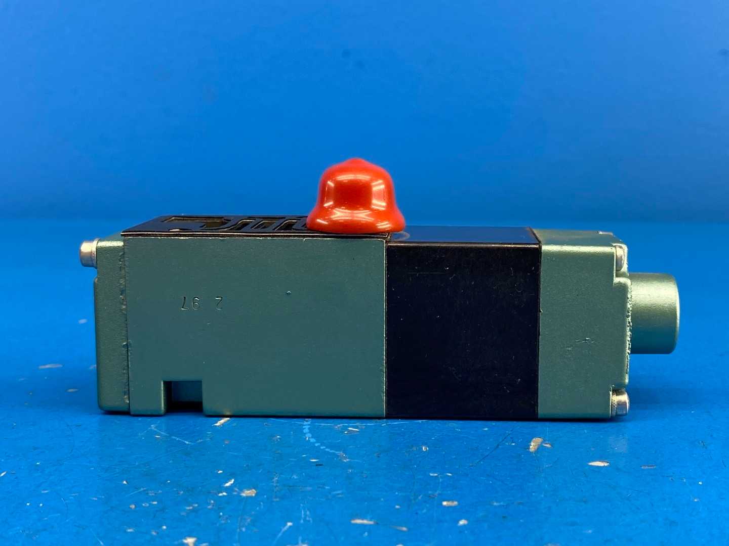 Numatics 081SA400K Pneumatic Solenoid Air Control Valve, 1/4" 120 VAC .15Amps 4-Way 2-Position 150PSIG-AIR