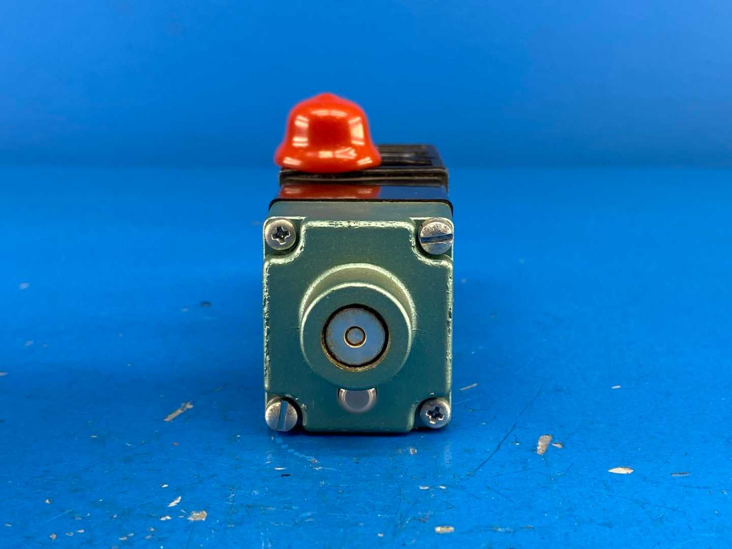 Numatics 081SA400K Pneumatic Solenoid Air Control Valve, 1/4" 120 VAC .15Amps 4-Way 2-Position 150PSIG-AIR