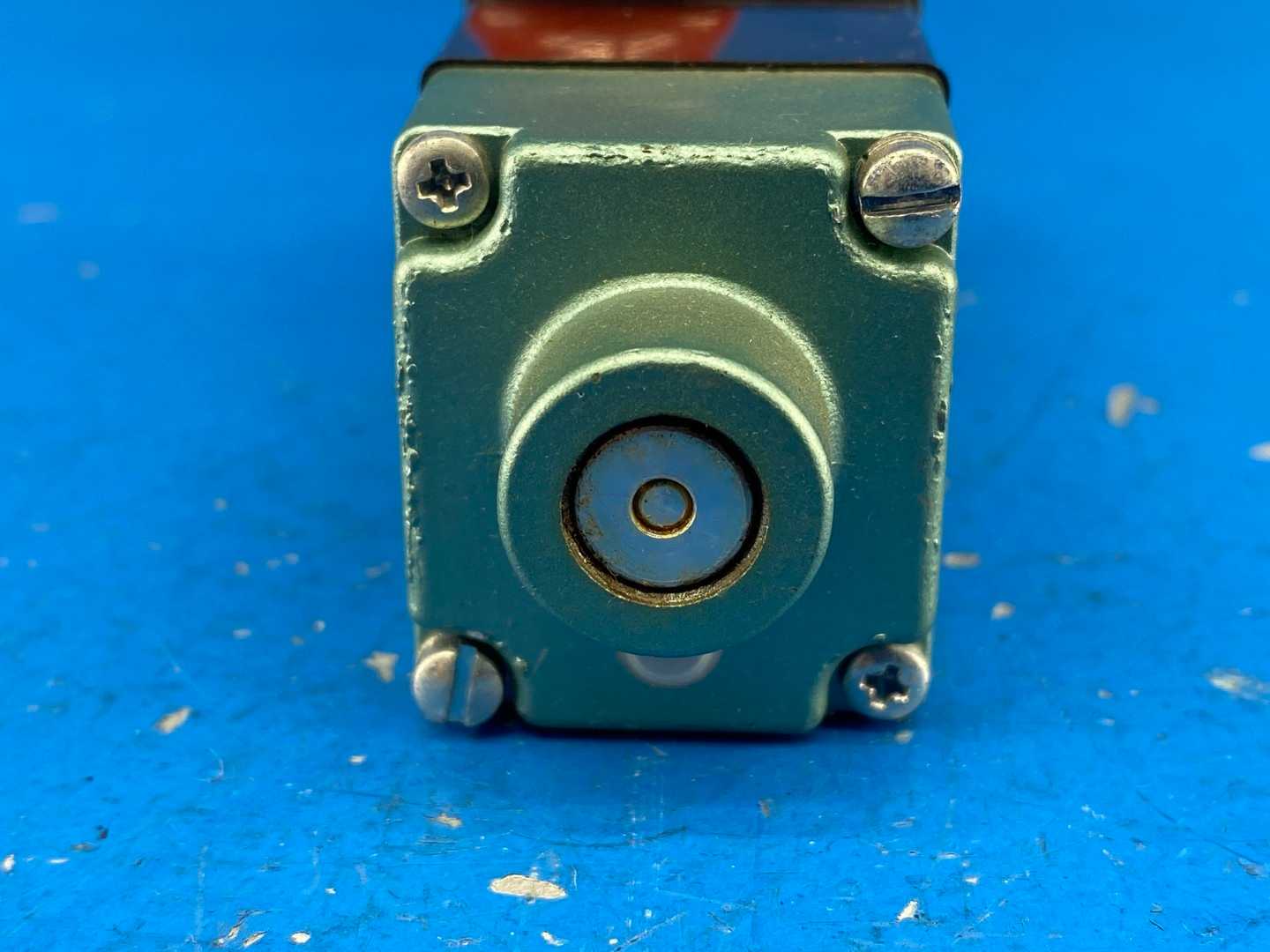 Numatics 081SA400K Pneumatic Solenoid Air Control Valve, 1/4" 120 VAC .15Amps 4-Way 2-Position 150PSIG-AIR