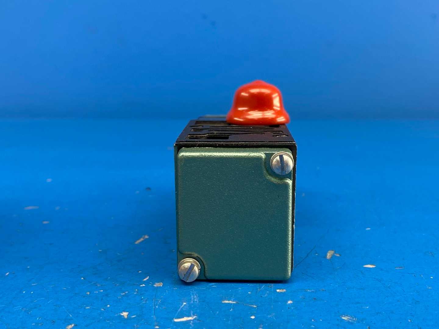 Numatics 081SA400K Pneumatic Solenoid Air Control Valve, 1/4" 120 VAC .15Amps 4-Way 2-Position 150PSIG-AIR