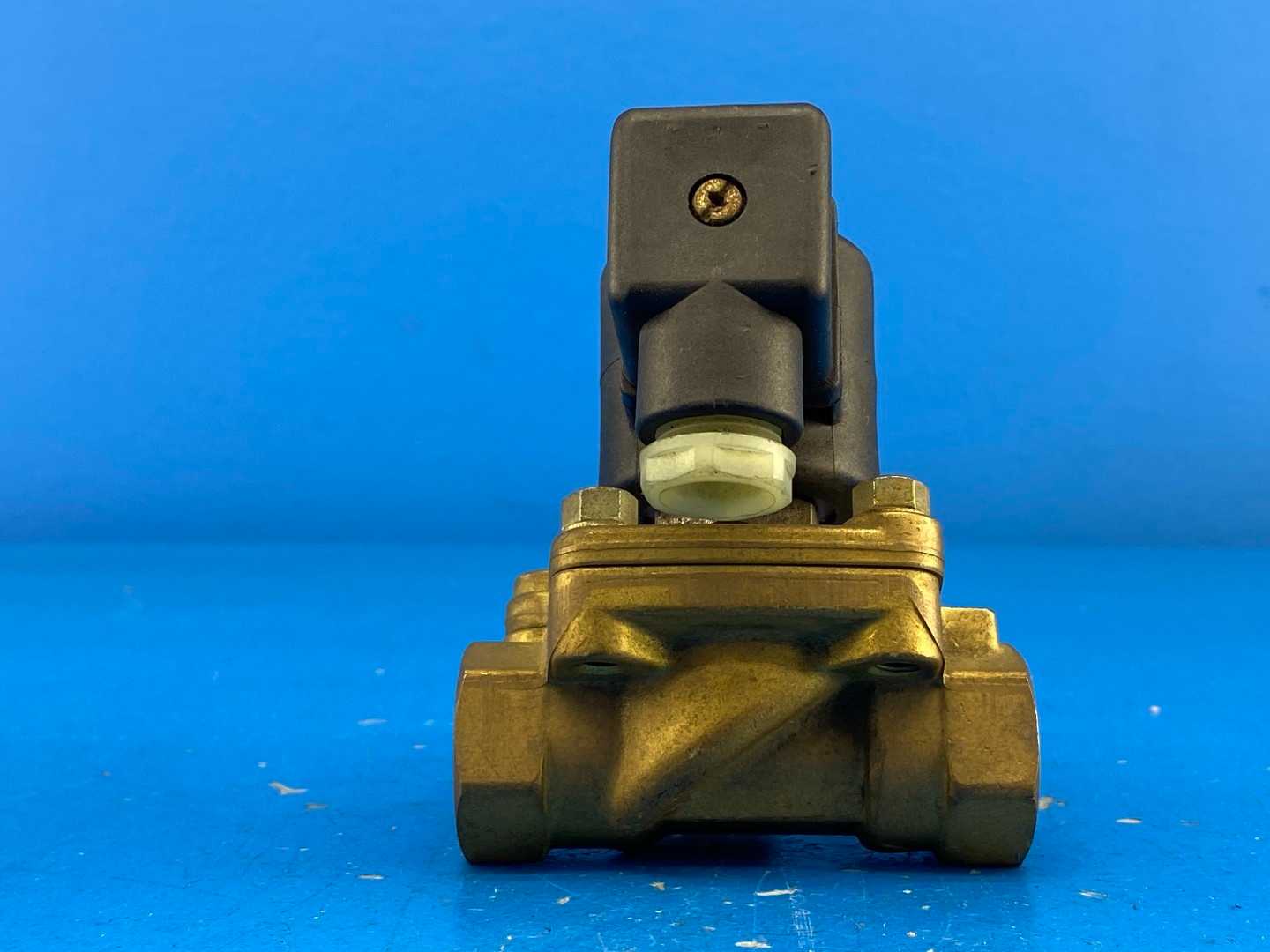 Honeywell 7221GBN4V00N00D1D1P3 Skinner Solenoid Safety Shutoff Valve, 120V/60Hz, 110V/50Hz, 1/2” Orifice