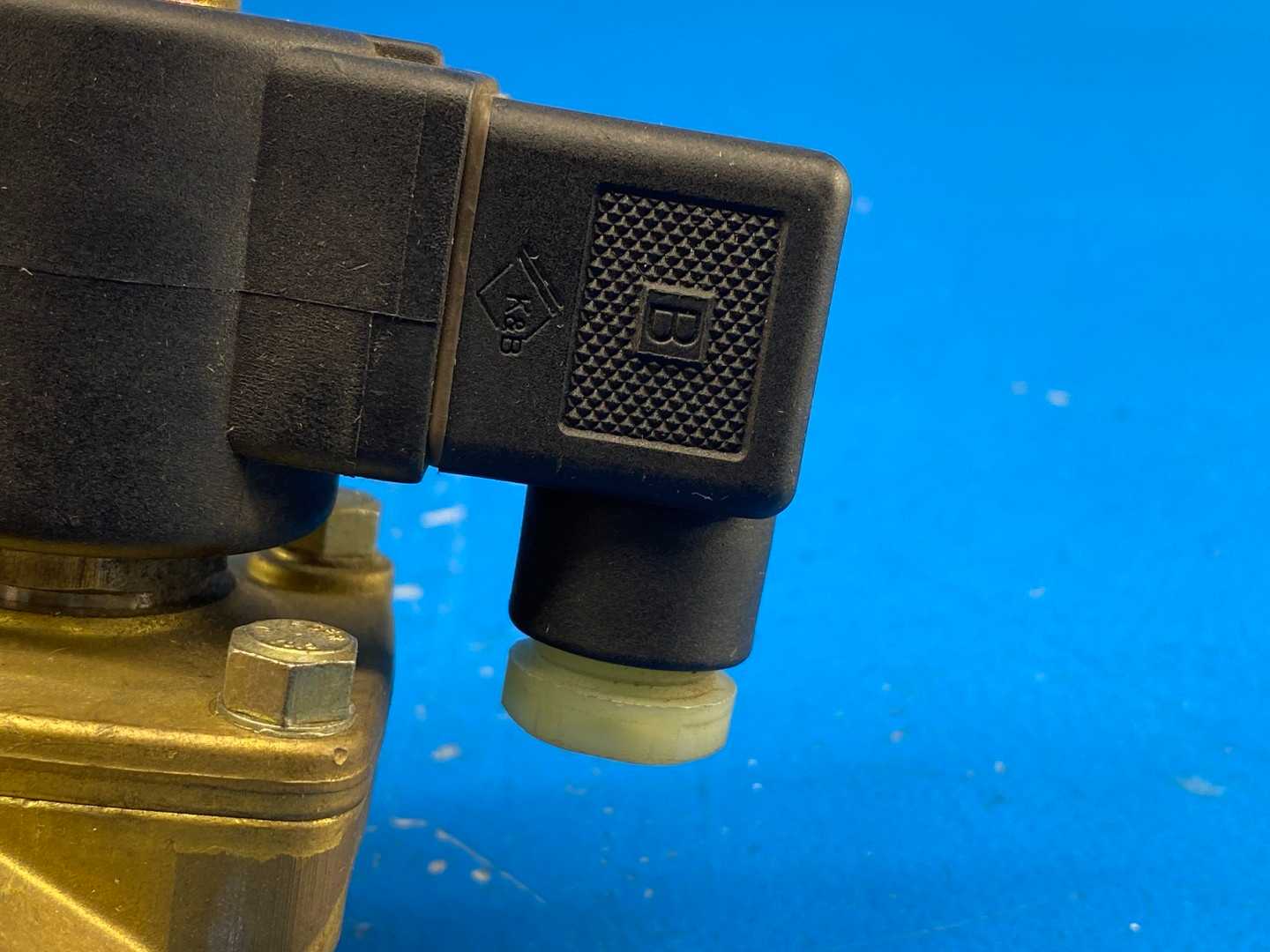 Honeywell 7221GBN4V00N00D1D1P3 Skinner Solenoid Safety Shutoff Valve, 120V/60Hz, 110V/50Hz, 1/2” Orifice