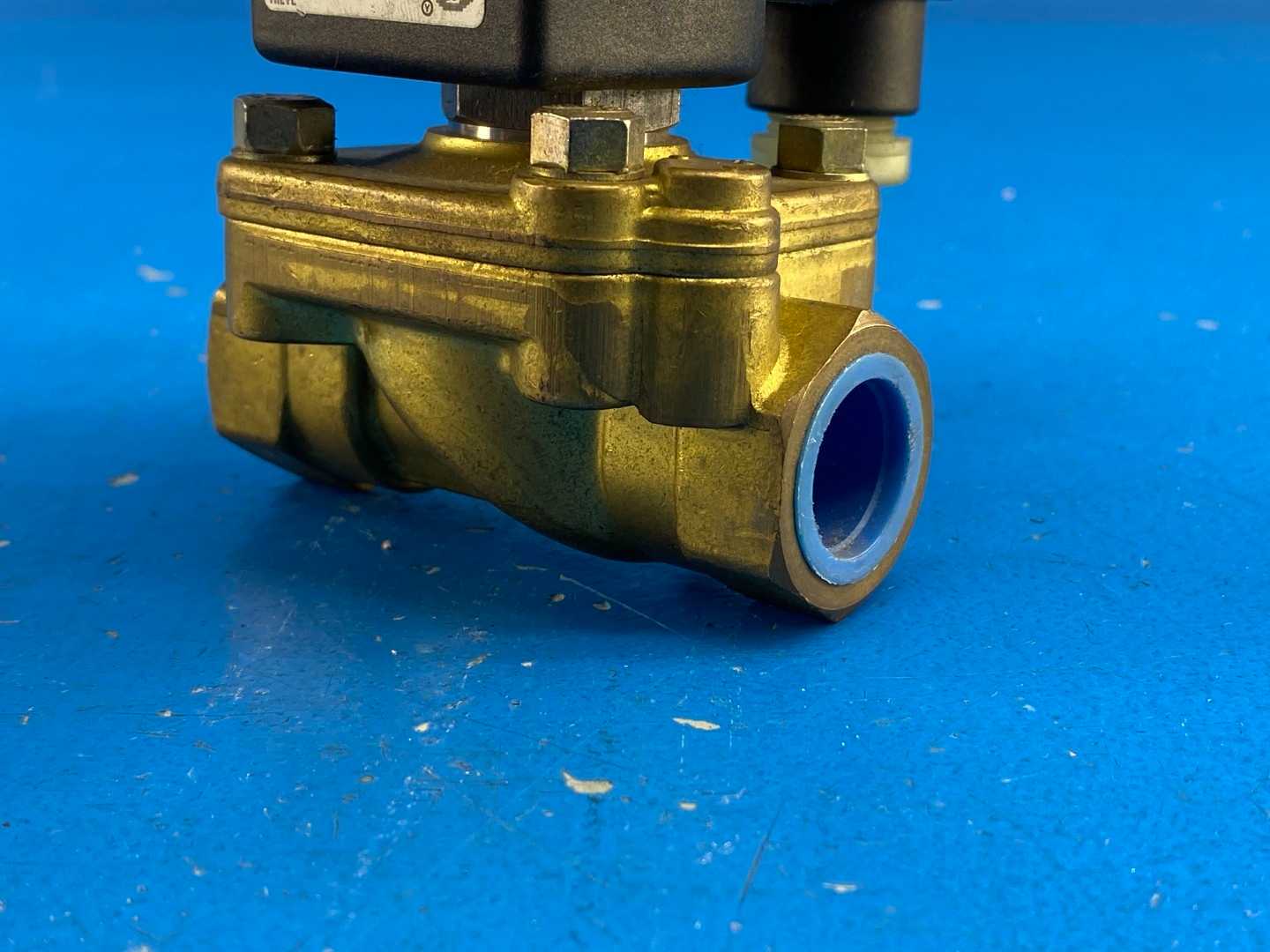 Honeywell 7221GBN4V00N00D1D1P3 Skinner Solenoid Safety Shutoff Valve, 120V/60Hz, 110V/50Hz, 1/2” Orifice