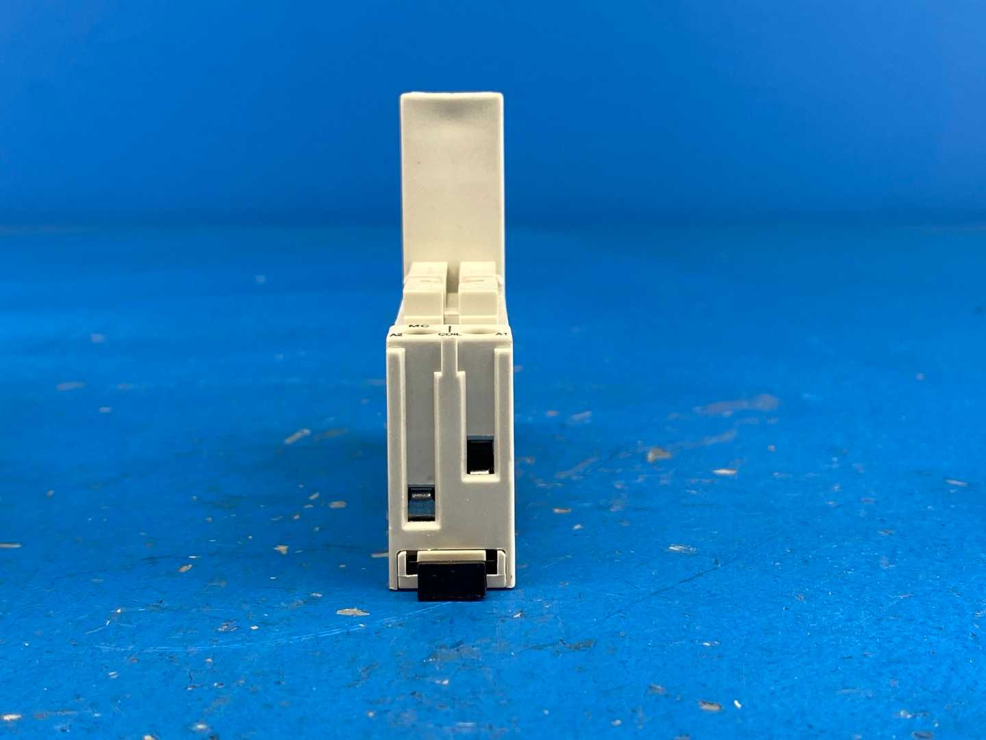 Allen-Bradley 700-HN123 Mini 8-Pin Screw Terminal Socket 10A, 250V AC Series A