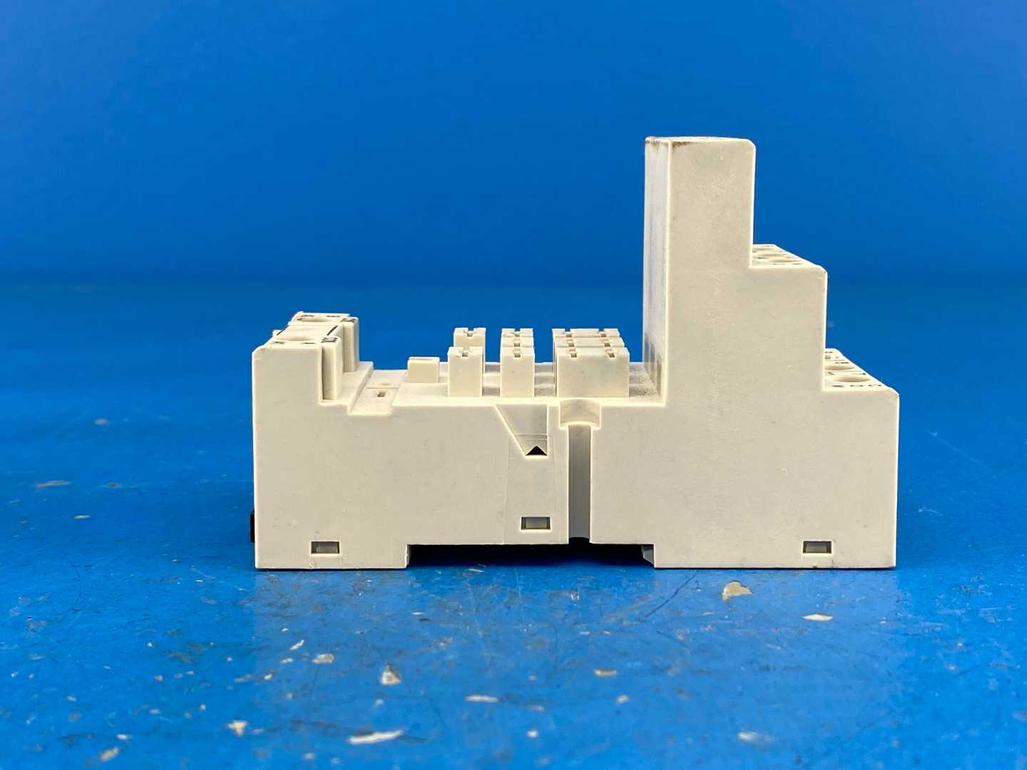 Allen-Bradley 700-HN153 11-Blade Screw Terminal Base Socket 15A 300V Series B