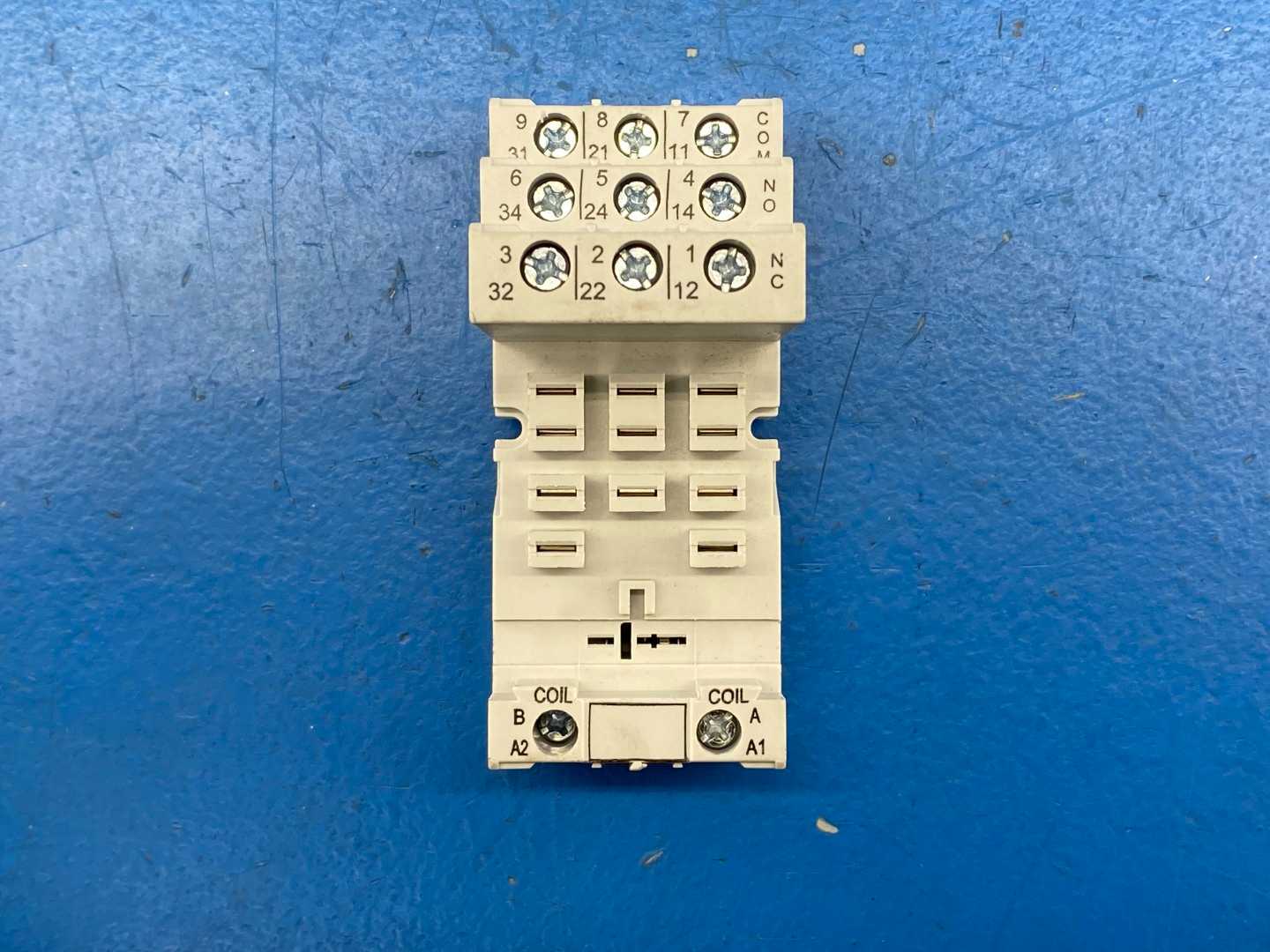 Allen-Bradley 700-HN153 11-Blade Screw Terminal Base Socket 15A 300V Series B