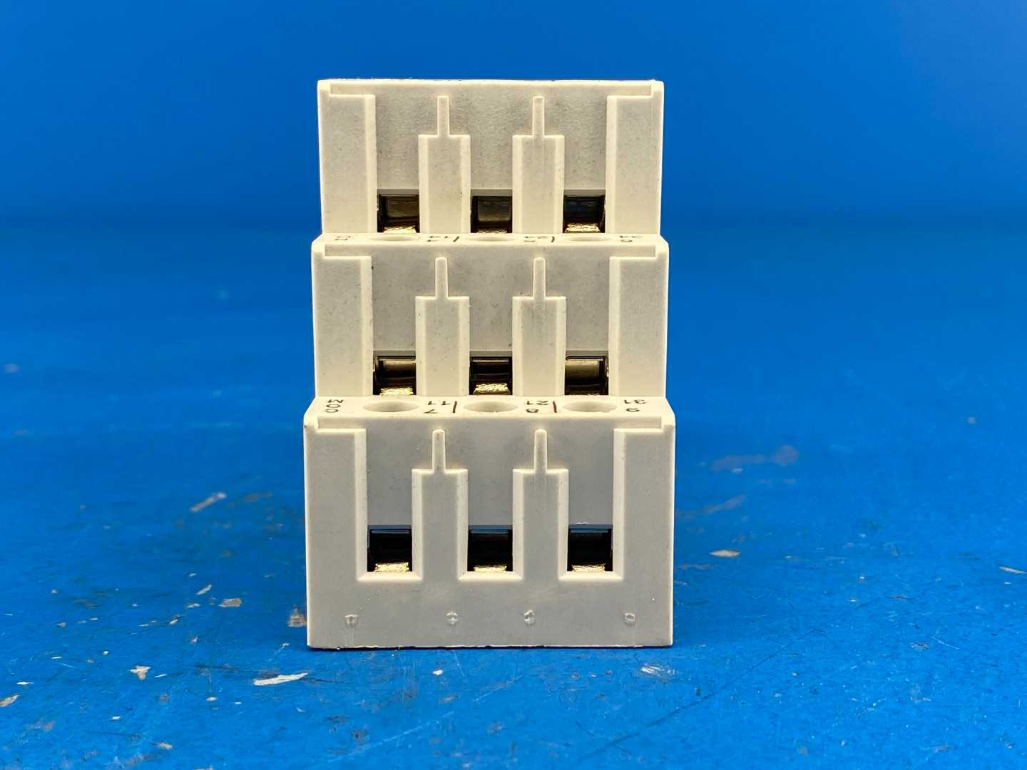 Allen-Bradley 700-HN153 11-Blade Screw Terminal Base Socket 15A 300V Series B