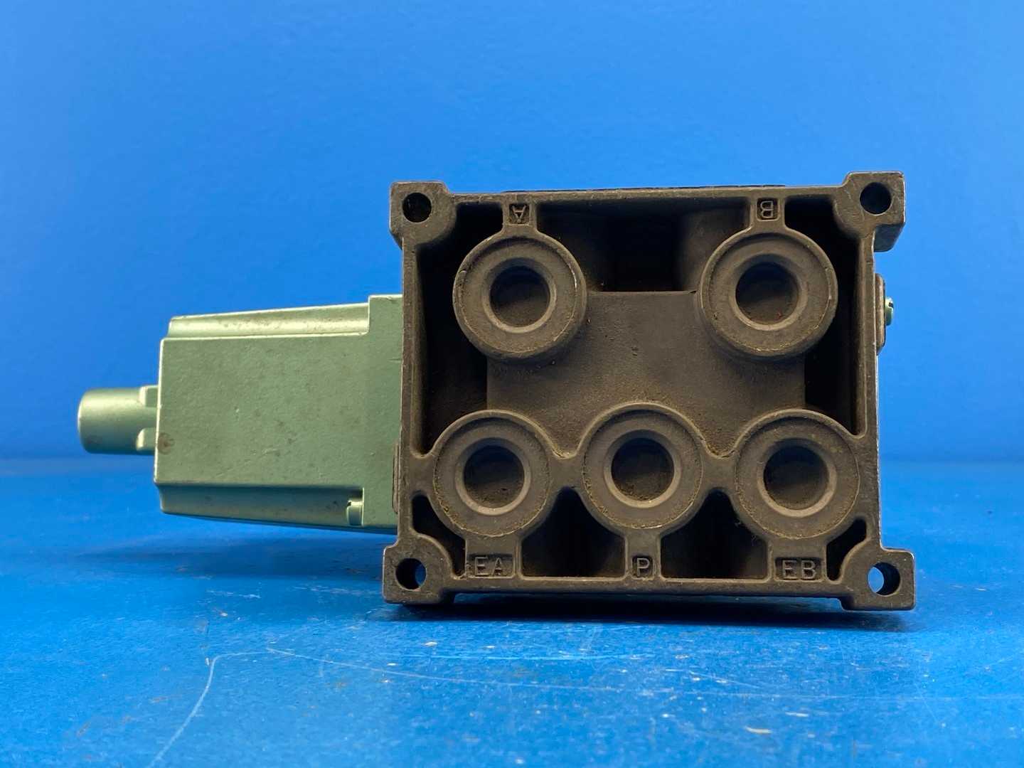 Numatics 33SAD4410 Pneumatic Solenoid Valve 120VAC .36Amps, 150PSIG. Unit Replacement no. 33SAD4000