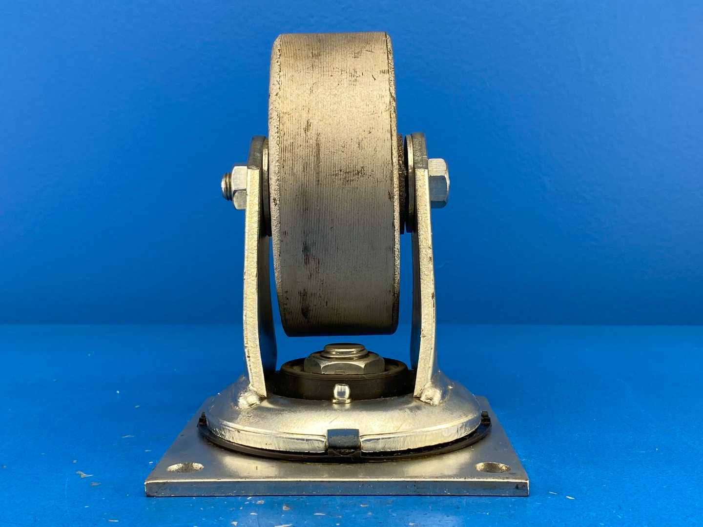 Albion 62CA05201S, 5" x 2" Swivel Caster w/ Iron Cast Wheel No Brake (L-62)