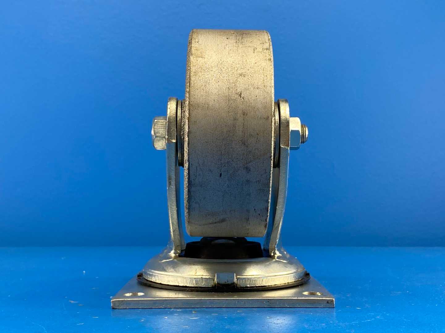 Albion 62CA05201S, 5" x 2" Swivel Caster w/ Iron Cast Wheel No Brake (L-62)