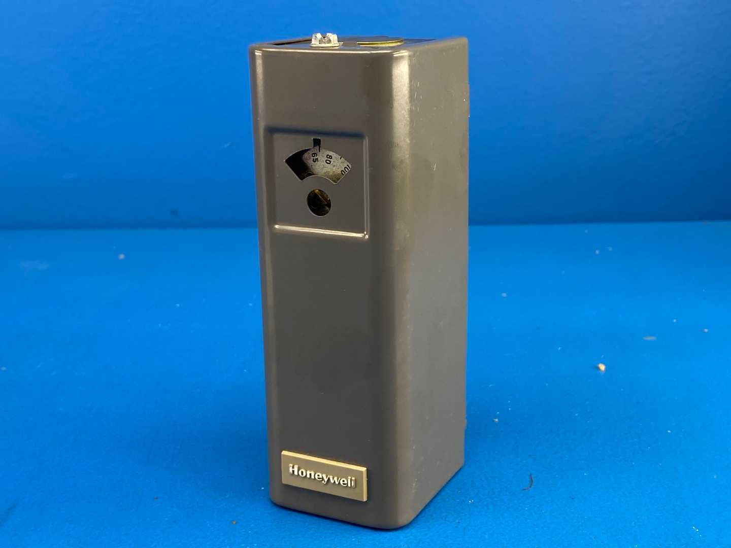 Honeywell L6006C 1018 Aquastat Controller Vertical or Horizontal Strap-On Mounting Range 65°F to 200°F 