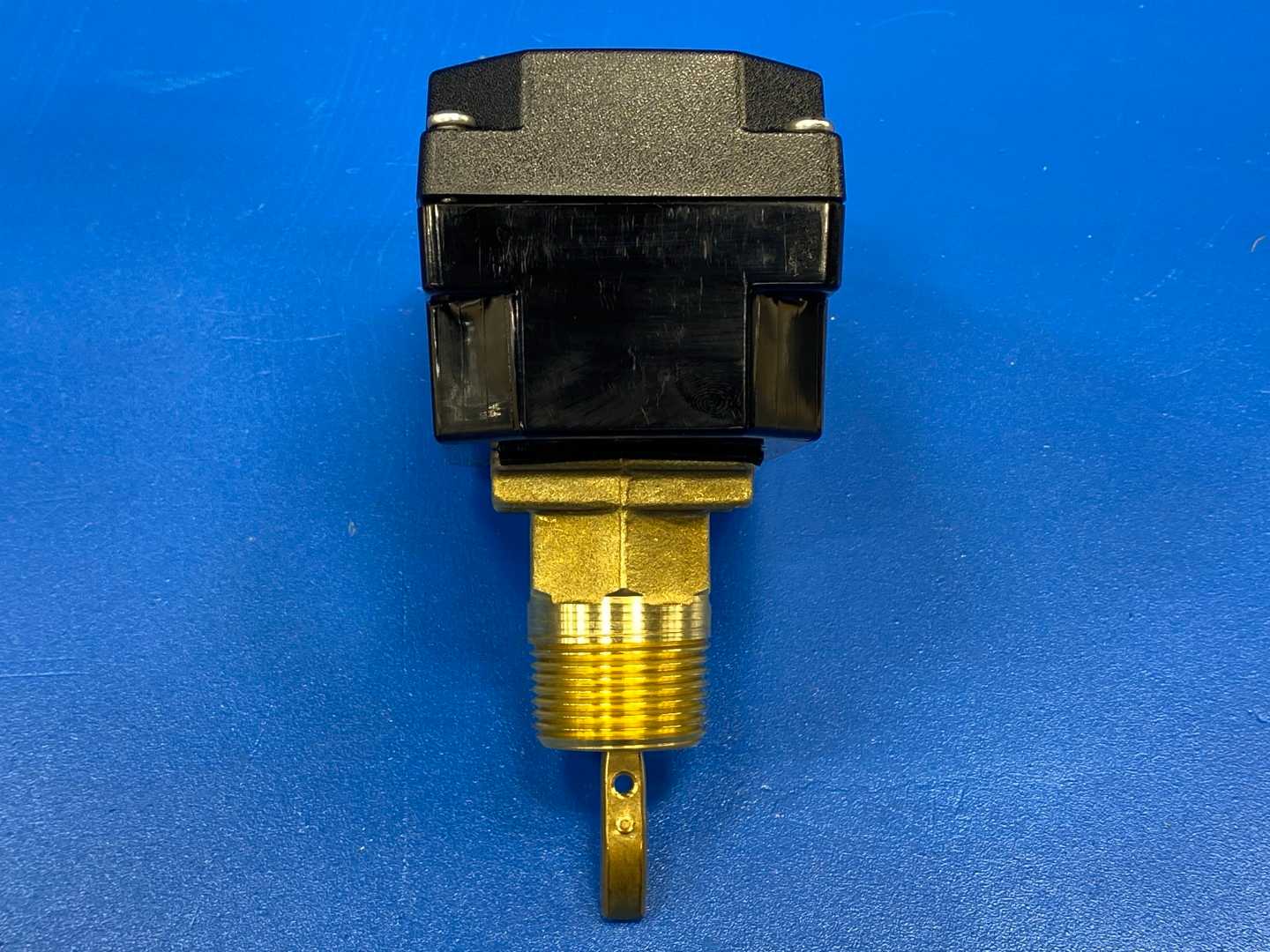 Penn F261MAH-V01C Liquid Flow Switch 1 - 11-1/2 NPT Type 4 Vapor Tight SPDT 24/240V 50/60Hz 16 AMP MAX