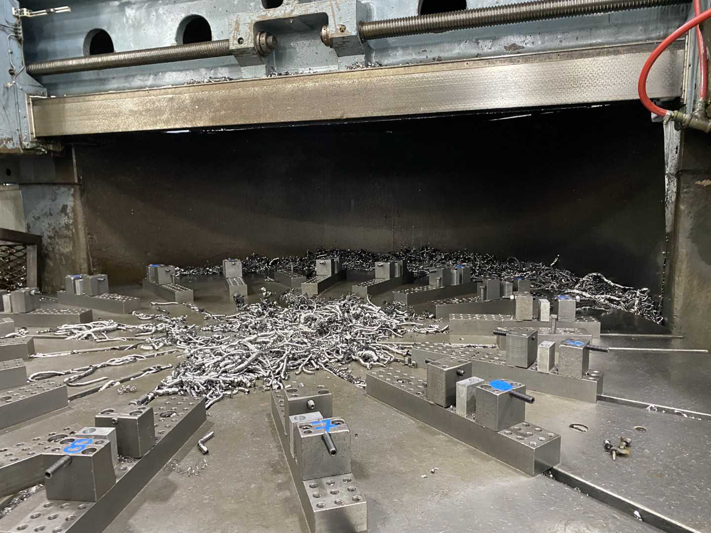 Betts Twin CNC Vertical Boring Mill, Fanuc 18-TT, Dual Ram, 4-Axis, FINCOR DC Drive, 47,586 Hours