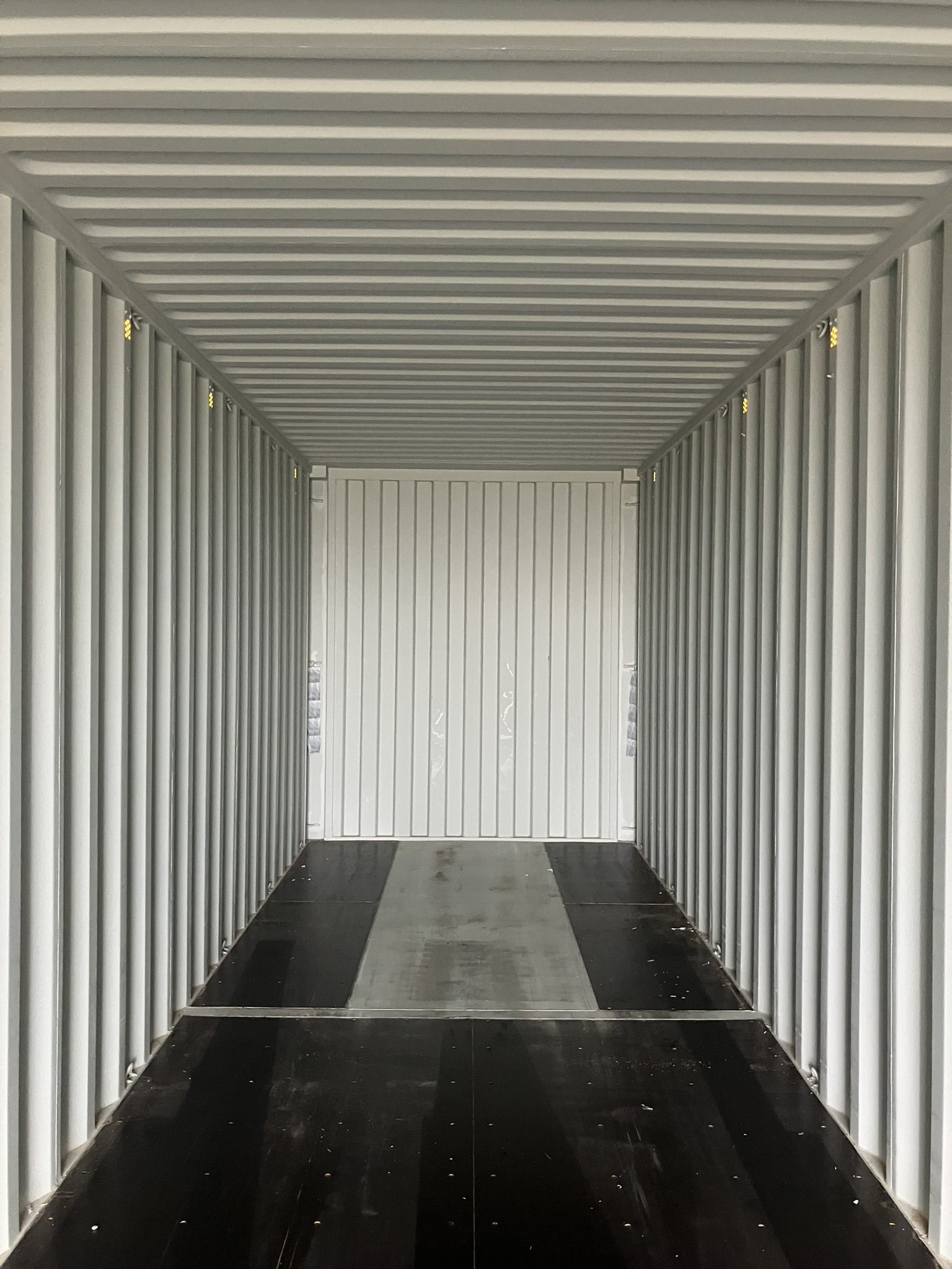 1 Trip 40ft High Cube 9'6" Light Ivory 2 Door End STD Handle
