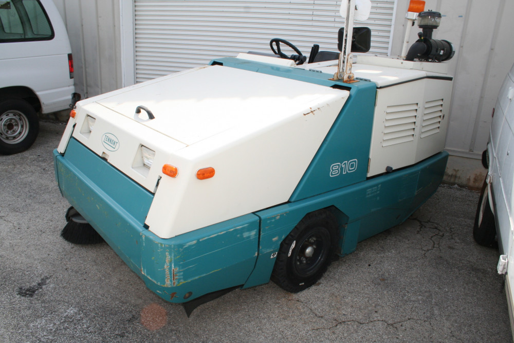Tennant 810 Ride-On Sweeper
